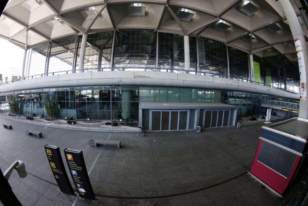 El Aeropuerto de Málaga completamente vacío por el coronavirus.