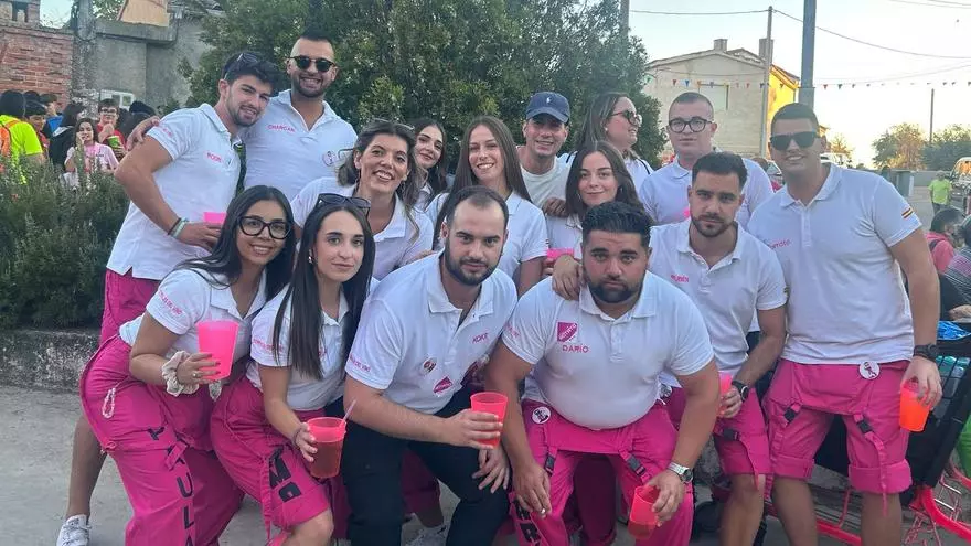 VÍDEO | Concentración de peñas en Corrales del Vino durante las fiestas de 'El Cristo'