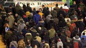 La afición del Rayo protesta por los horarios en un partido de Liga.