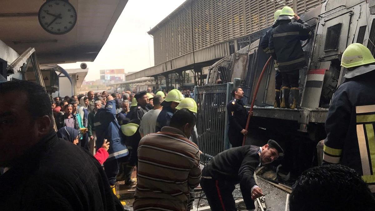 Inspección de un vagón de tren que se incendió el 27 de febrero del 2019 en la estación de tren de El Cairo, en Egipto.