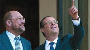Hollande (a la derecha), con el presidente del Parlamento Europeo, el alemán Martin Schulz, ayer en París.