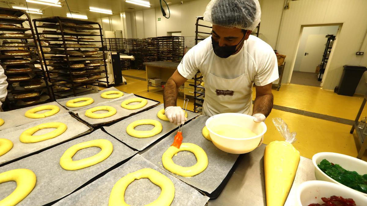 Se unta la yema de huevo sobre el roscón y se añade la fruta escarchada.