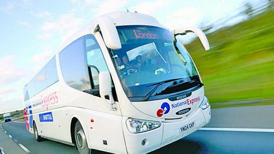 Un autocar de National Express circula por una carretera del Reino Unido.