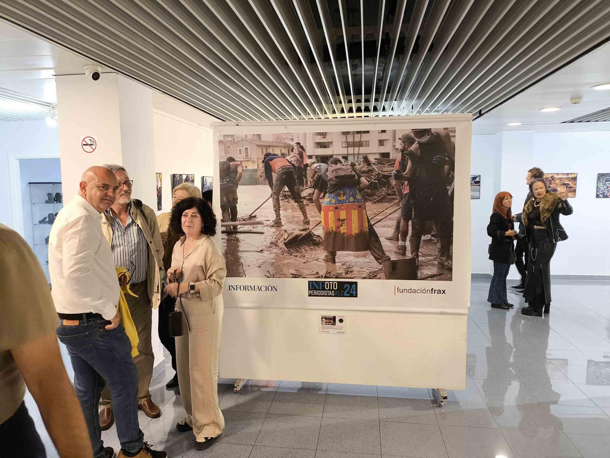 lleno total en la inauguración de INFotoperiodistas 2024,. un año de fotografía de prensa en Alicante