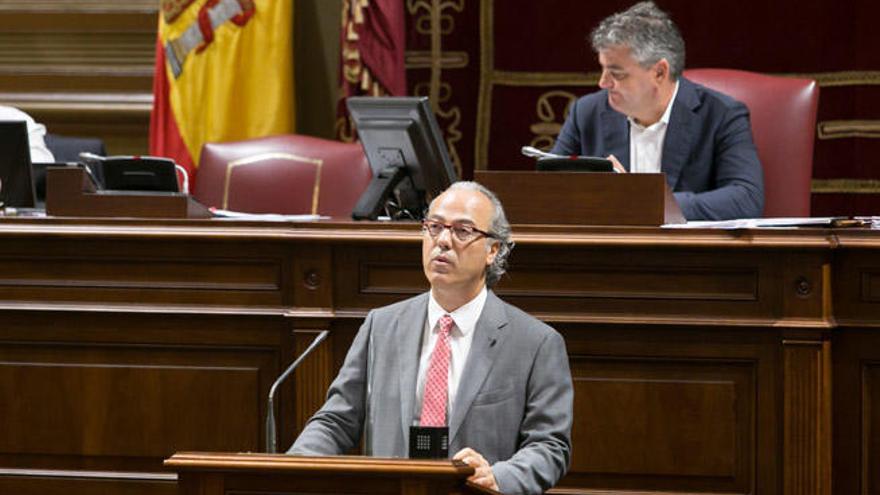 El consejero de Sanidad, Jesús Morera, durante su intervención, ayer.