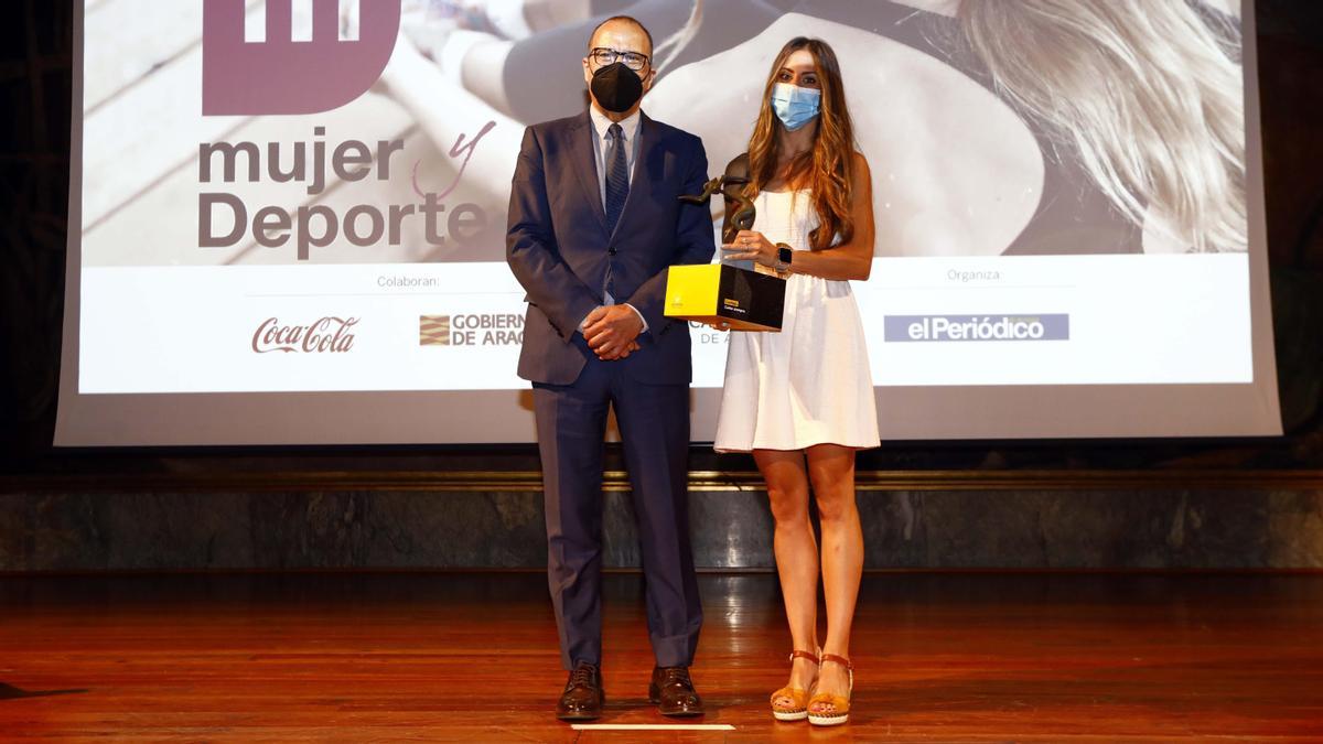 Lorena García, árbitra de balonmano, recoge el premio a Mejor Deportista Individual en la gala de 2021.