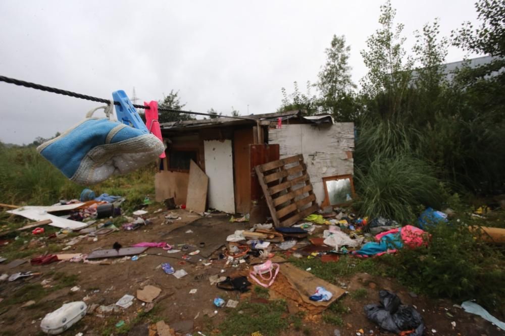 El Ayuntamiento de Oviedo desaloja las chabolas de La Malata