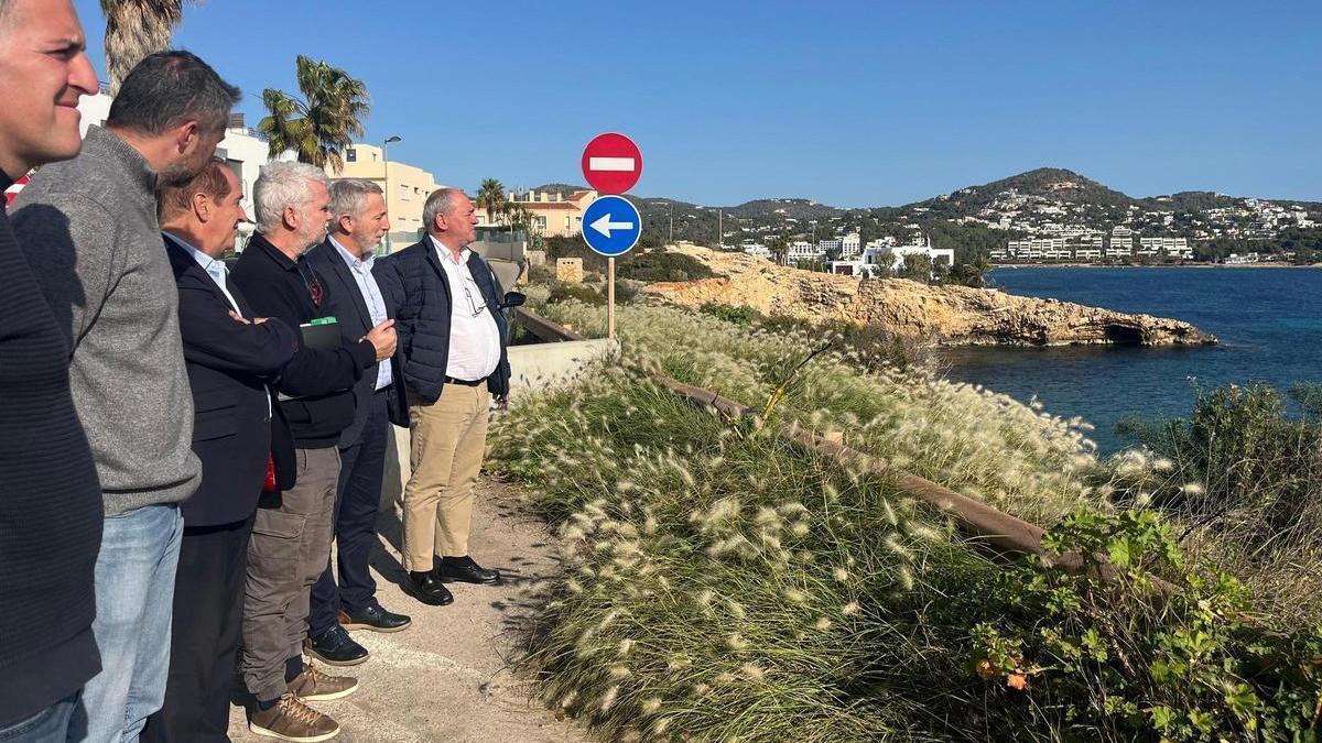 Los políticos durante la visita estos días a la bahía de Ibiza.