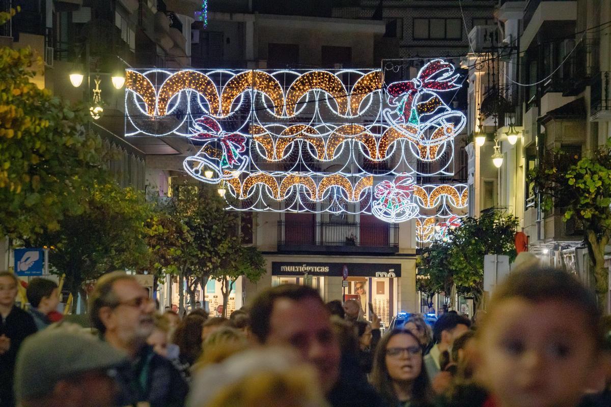 Una calle de Orihuela con la iluminación de Navidad.