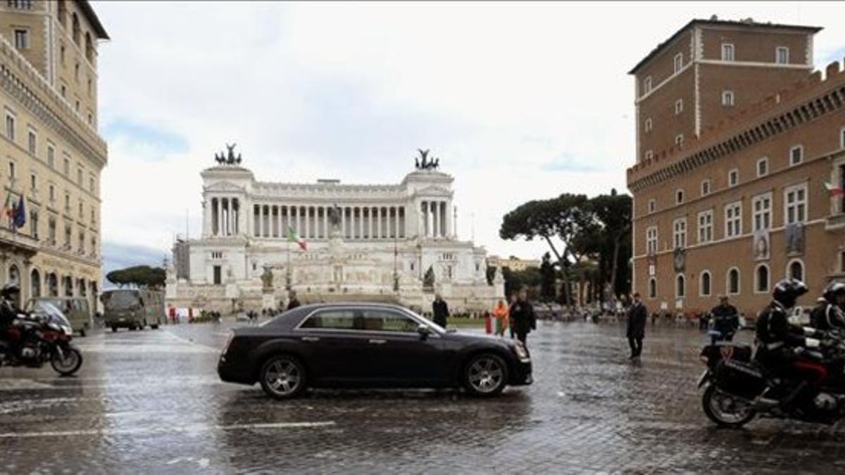 El convoy del presidente italiano cruza la plaza Venezia.