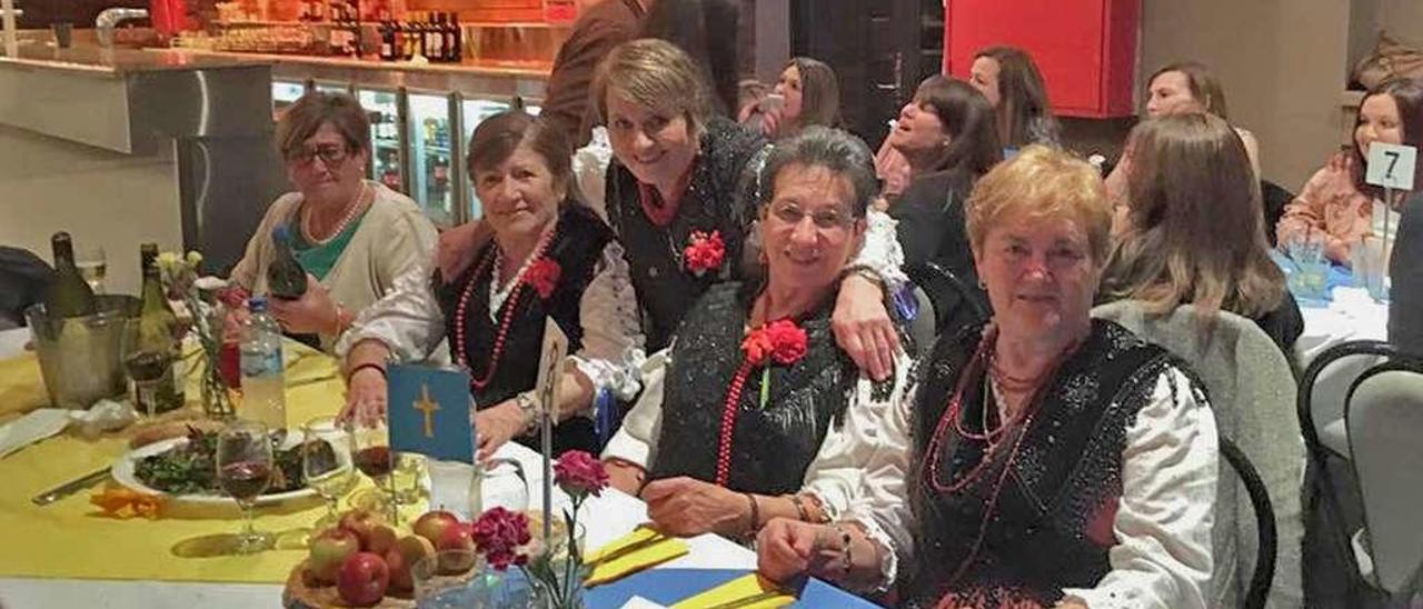 Por la izquierda, Julia Domínguez, Tere Suárez, Olvido Espinas (Ollie Simon) de pie, Alicia Sánchez y Chelo Fernández, el 8 de septiembre del año pasado celebrando en el Centro Asturiano de Melbourne la festividad de la Santina y el Día de Asturias.