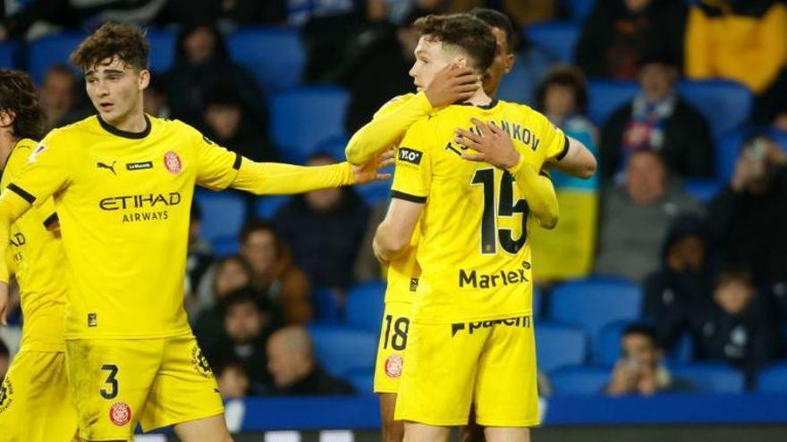 Roca i Ounahi feliciten Tsygankov per un dels seus gols a Anoeta