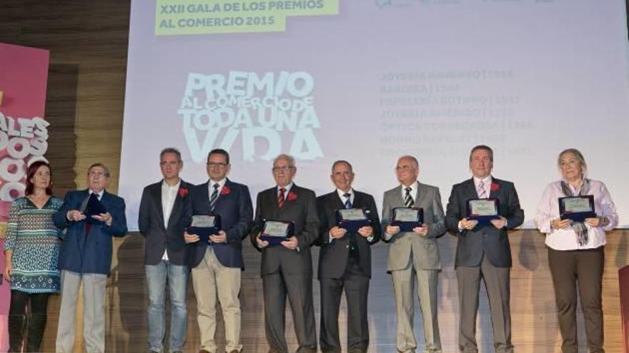 Los galardonados con el premio «Comercios de toda una vida», en Las Cigarreras.