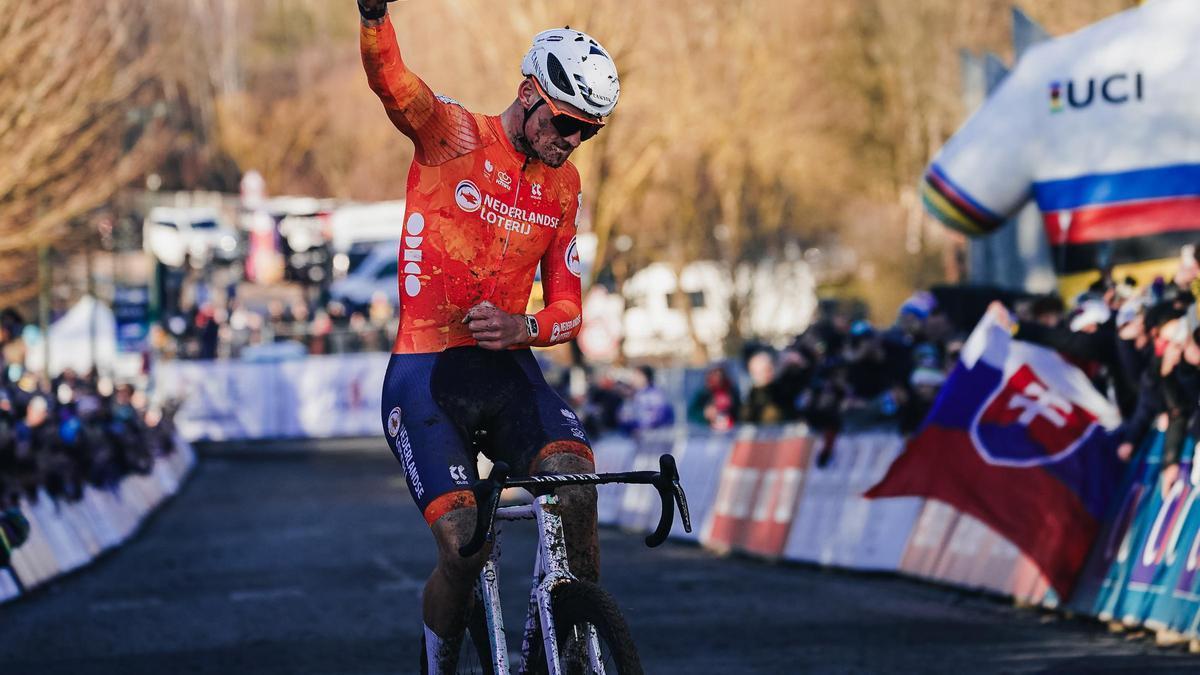 Mathieu van der Poel cruza la línea de meta como campeón del mundo de ciclocrós por séptima vez.