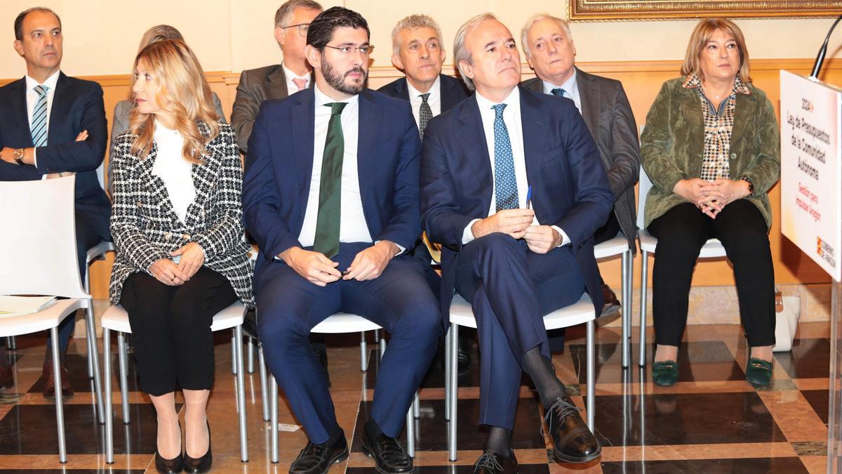 Jorge Azcón junto a Mar Vaquero y Alejandro Nolasco en la presentación de los presupuestos para 2024.