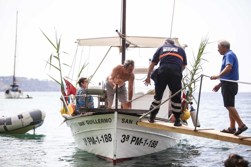 A la procesión marinera se sumaron decenas de personas y varias embarcaciones