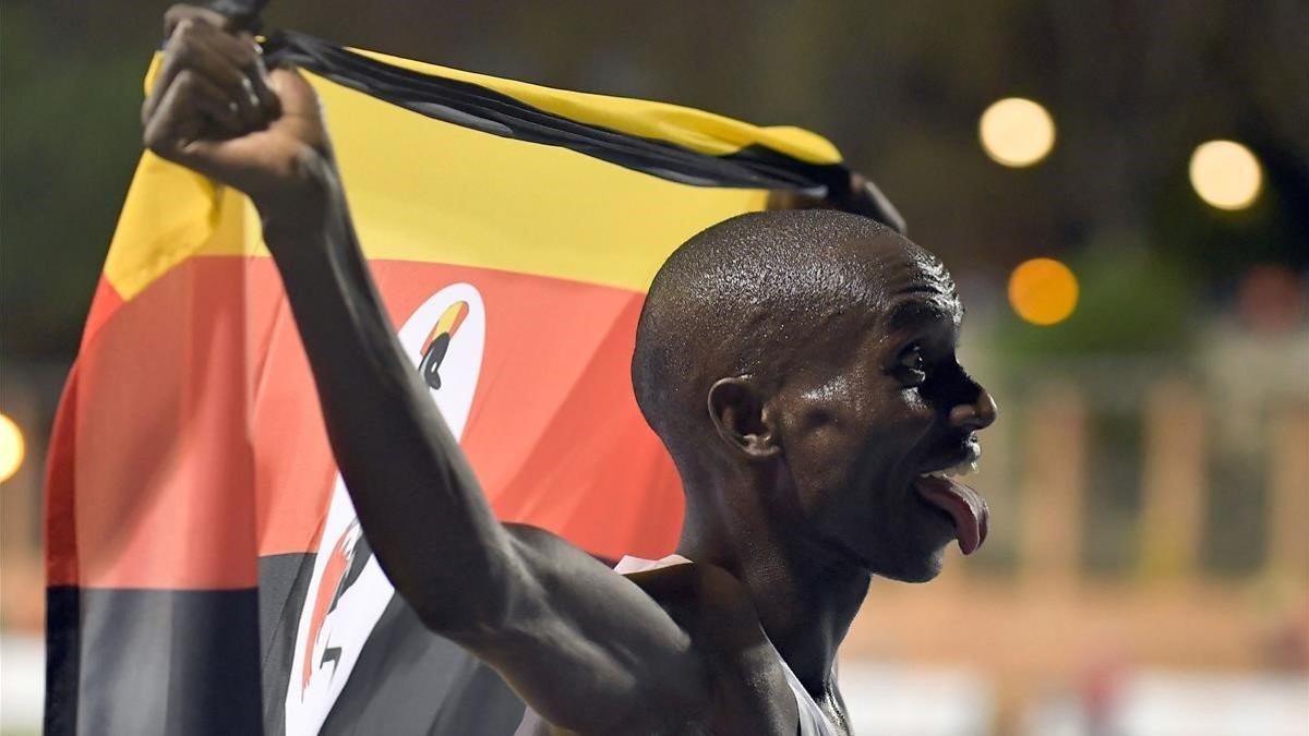 Joshua Cheptegei, con la bandera ugandesa en el Estadi del Túria tras batir el récord mundial de 10.000 metros.
