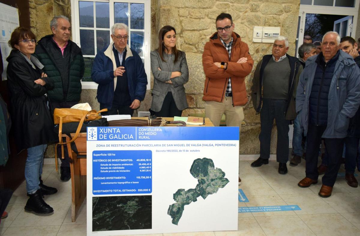 El alcalde de Valga, tercero izqu., con la directora de Desenvolvemento Rural, cuarta, divulgaron la parcelaria y el polígono de San Miguel