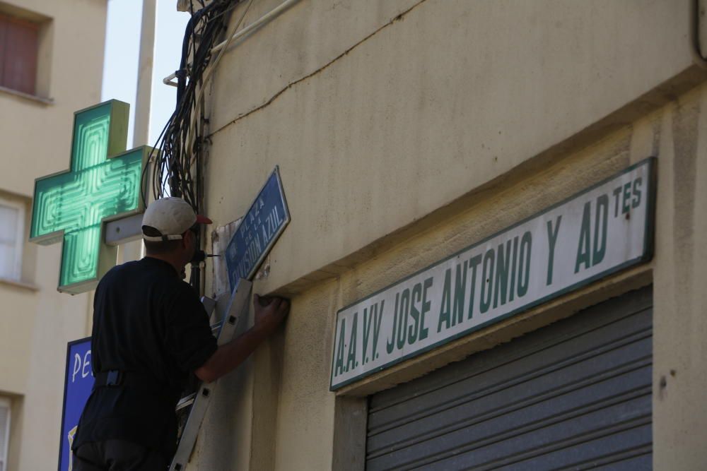 Momento en el que volvía a colocarse la placa de la Plaza de la División Azul