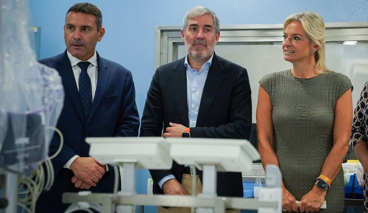 Oswaldo Betancort, Fernando Clavijo y Esther Monzón, en el Hospital Doctor Molina Orosa de Lanzarote.