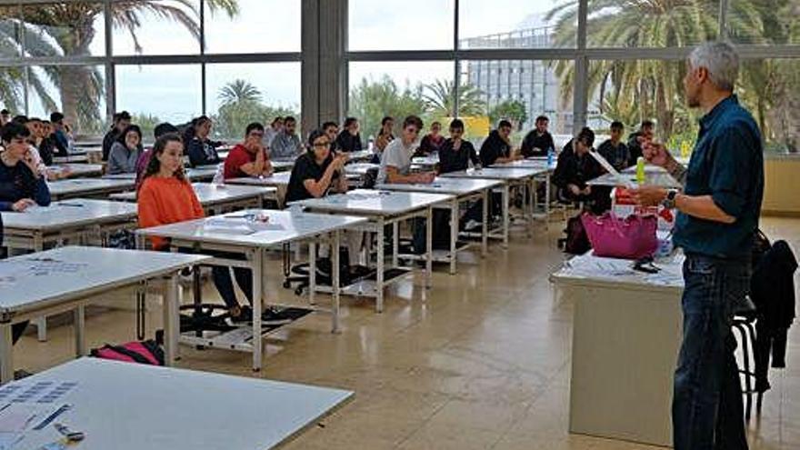 Un profesor explica al alumnado el examen de acceso universitario, en una imagen de archivo.