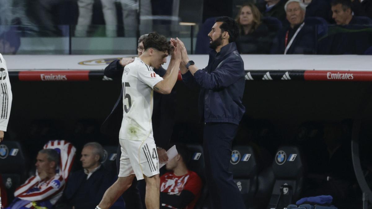 El centrocampista del Real Madrid Thiago Pitarch (i) es felicitado por el entrenador Álvaro Arbeloa al ser sustituido, durante el partido de la jornada 29 de LaLiga