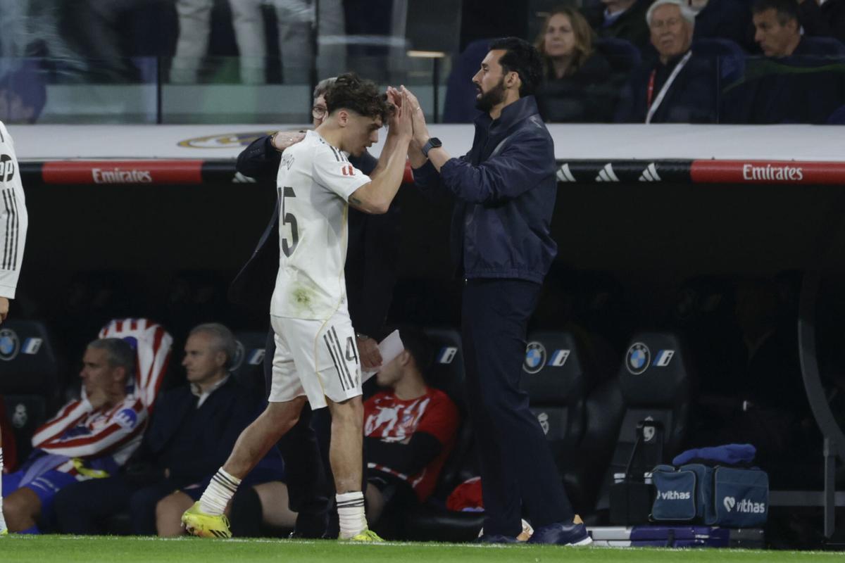 El centrocampista del Real Madrid Thiago Pitarch (i) es felicitado por el entrenador Álvaro Arbeloa al ser sustituido, durante el partido de la jornada 29 de LaLiga