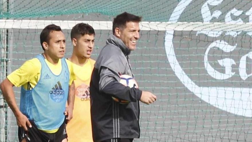 Eduardo Berizzo, en A Madroa, junto a Orellana y a Lemos. // Ricardo Grobas