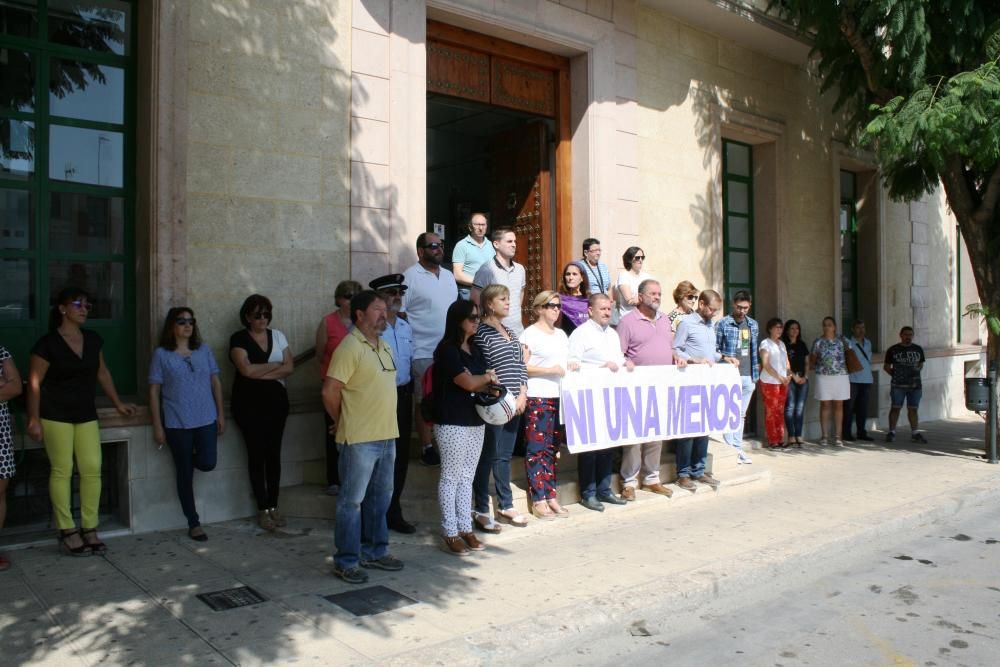 Minuto de silencio por el asesinato de la joven de Cartagena en varios municipios