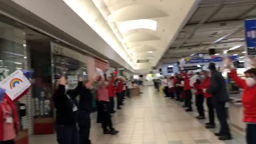 Los trabajadores del Carrefour de Plasencia bailan 'Resistiré'