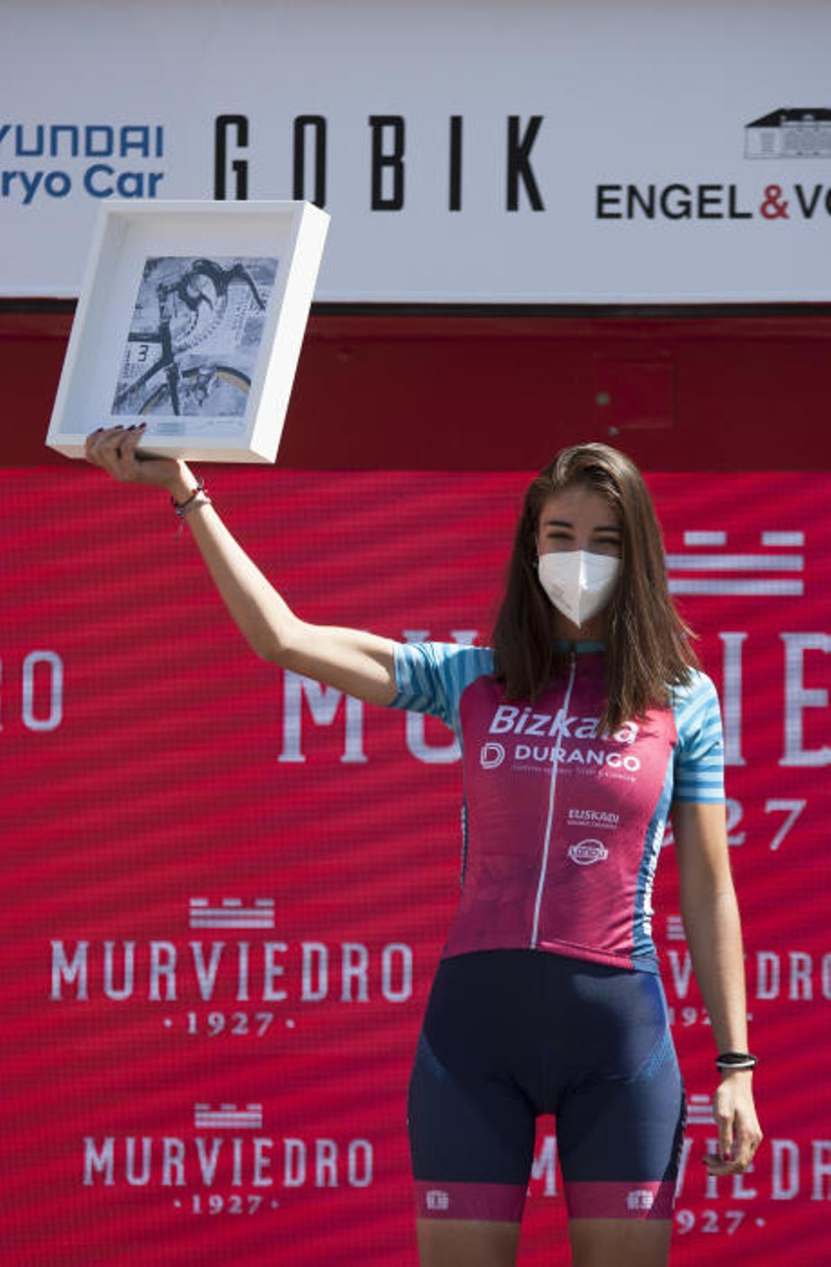 Llegada a meta y entrega de trofeos en la VCV Féminas