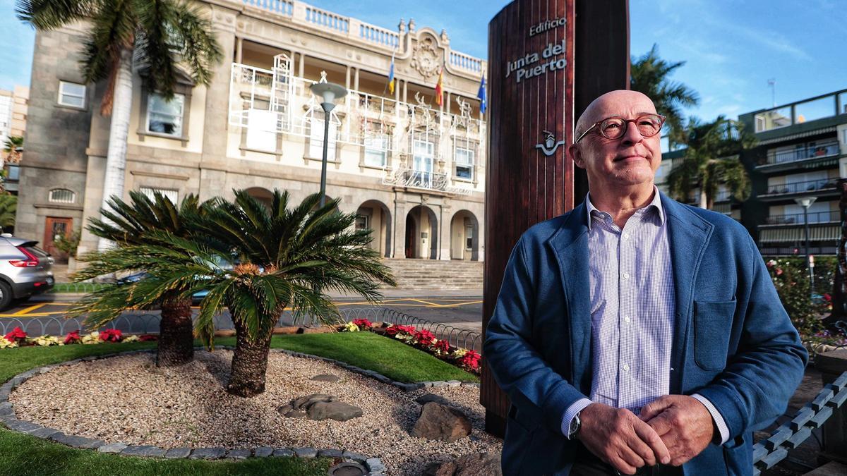 Pedro Suárez, en los exteriores de la Autoridad Portuaria de Santa Cruz de Tenerife.