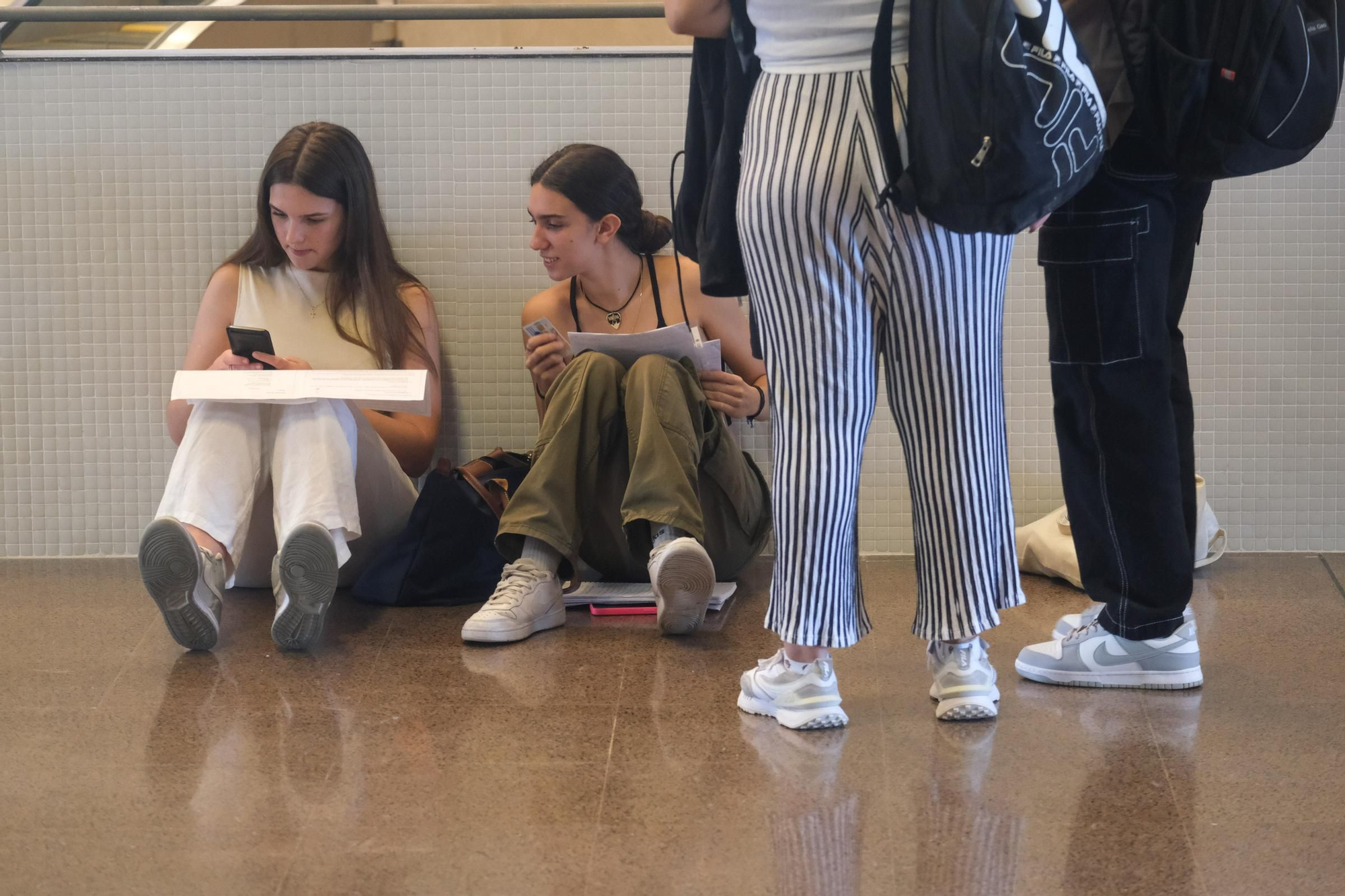 Muchos nervios en el primer día de exámenes de la PAU en Elche