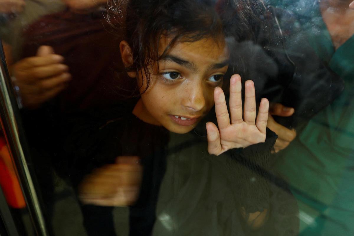 Palestinos y ambulancias huyen a Egipto por la frontera de Rafah, que abren hoy