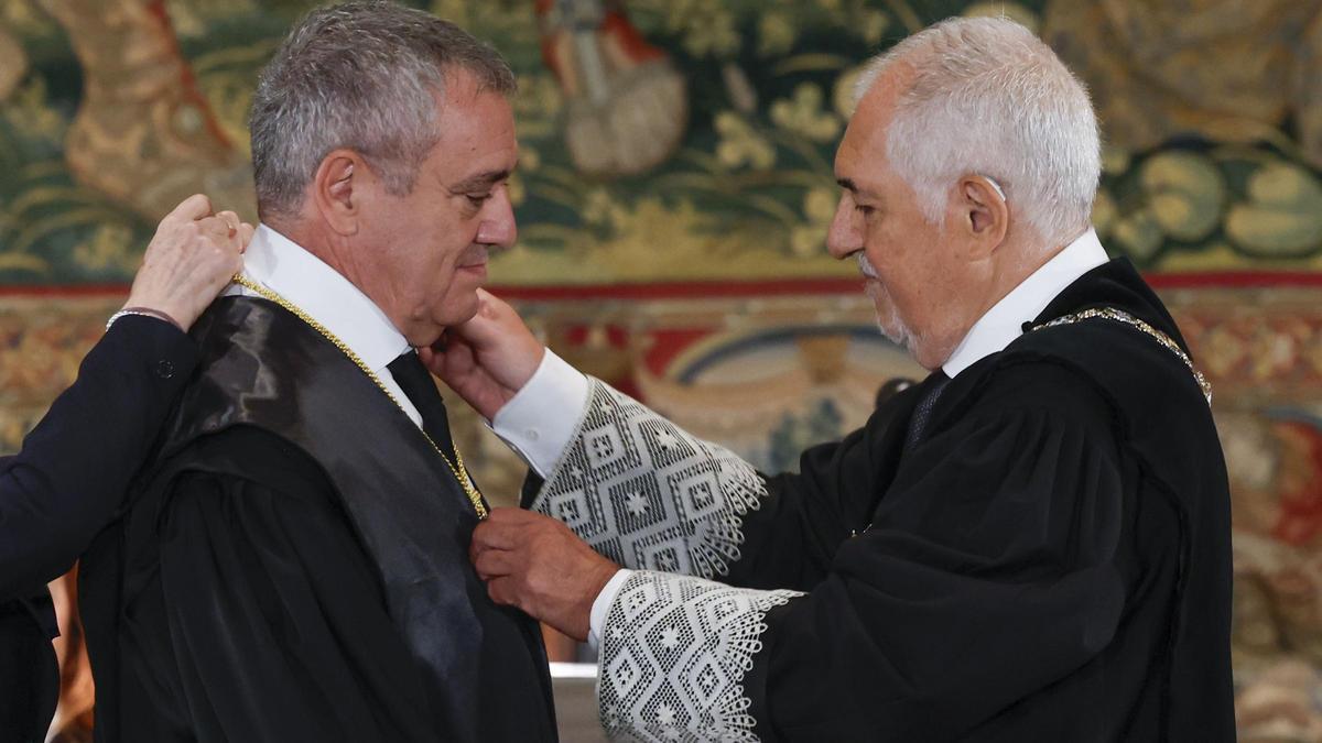 Acto de toma de posesión como magistrado del Tribunal Constitucional de José María Macías Castaño (izquierda) de manos del presidente del Tribunal Constitucional, Cándido Conde-Pumpido