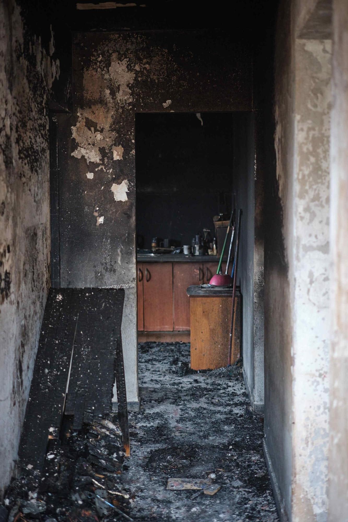 Un hombre incendia la casa con su pareja y su hijo dentro en Tenerife
