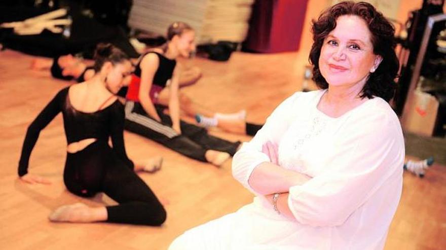 Carmen Roche, en la sala de danza del Teatro Colón, de A Coruña. / fran martínez