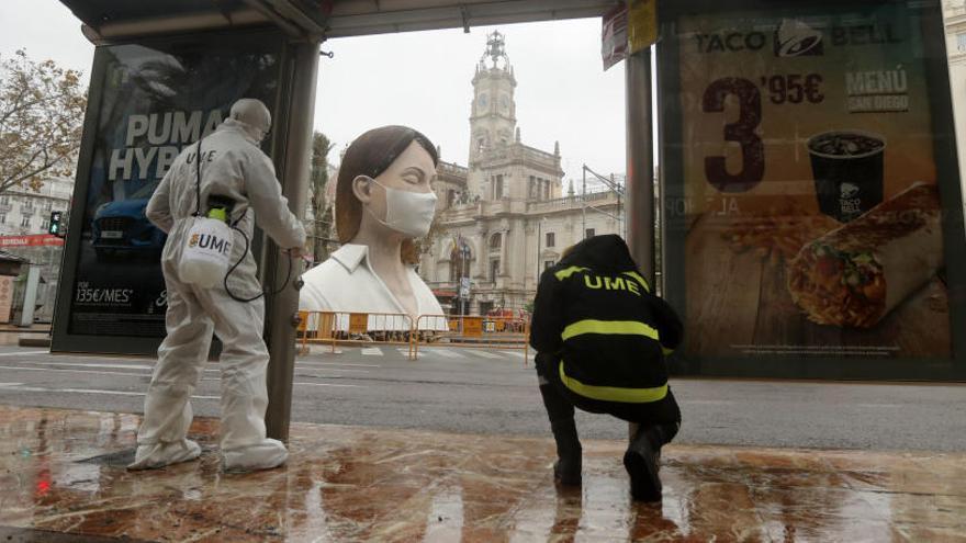 La unidad militar NBQ se suma a la desinfección de València con la UME