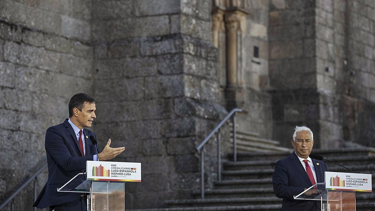 Pedro Sánchez, junto a António Costa, durante la cumbre de Guarda. | Emilio Fraile