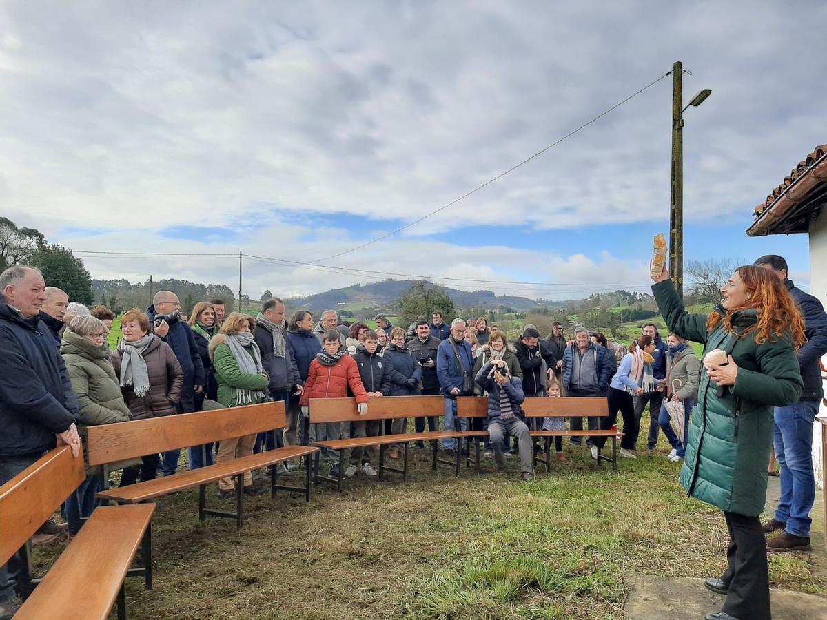 Robledo, en Llanera, bendice a sus mascotas por San Antón