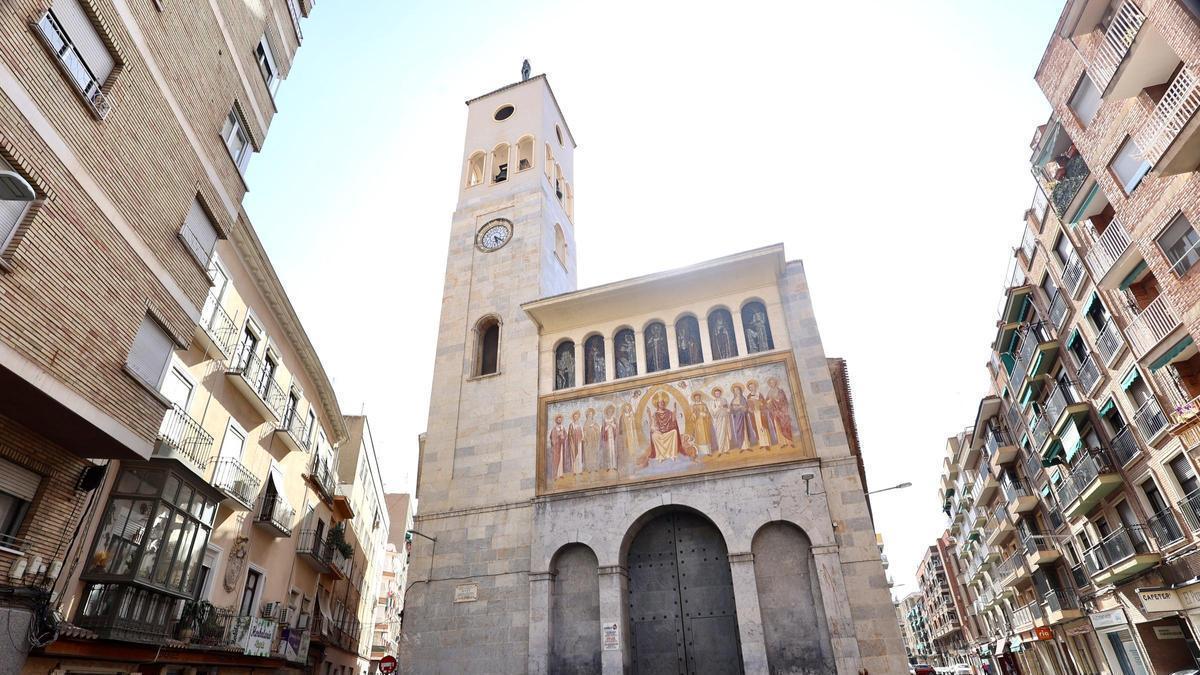 Fachada de la parroquia de San Antolín, en la plaza Pedro Pou de Murcia.