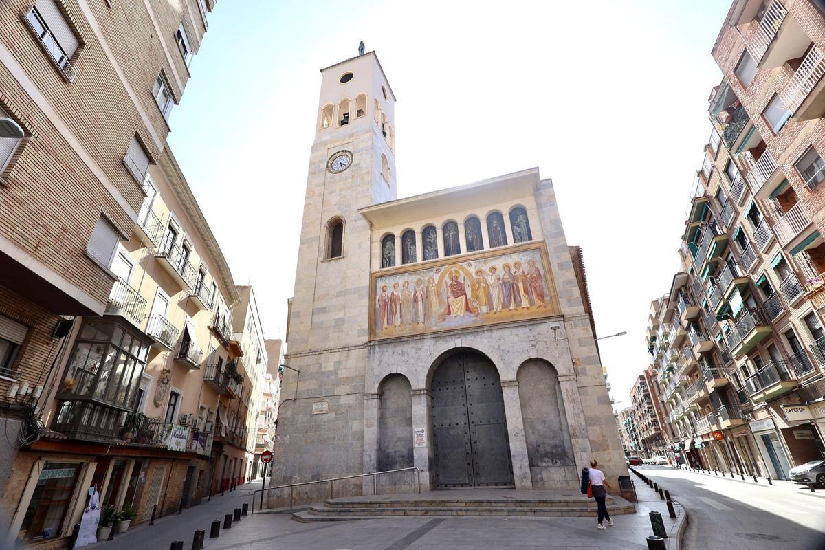 Fachada de la parroquia de San Antolín, en la plaza Pedro Pou de Murcia.
