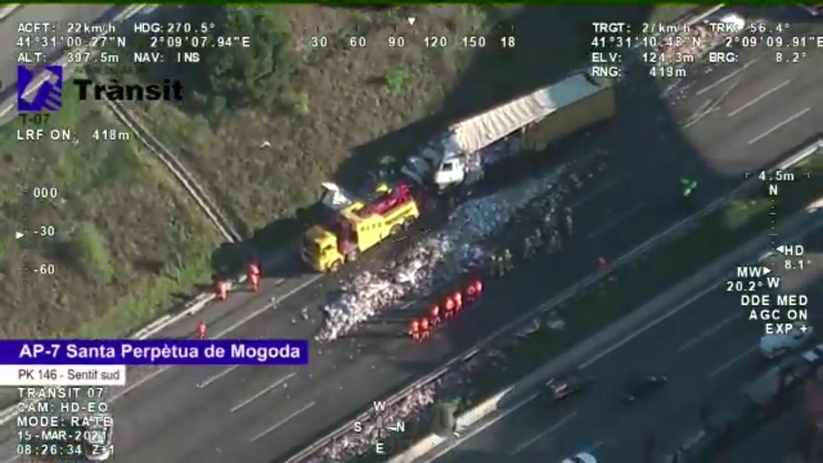 Cues quilomètriques per un accident amb dos camions a l’AP-7