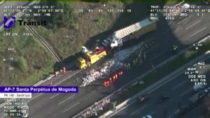 Cues quilomètriques per un accident amb dos camions a l’AP-7