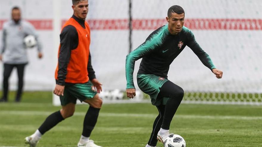 Portugal entrena bajo la lluvia con un Cristiano triste