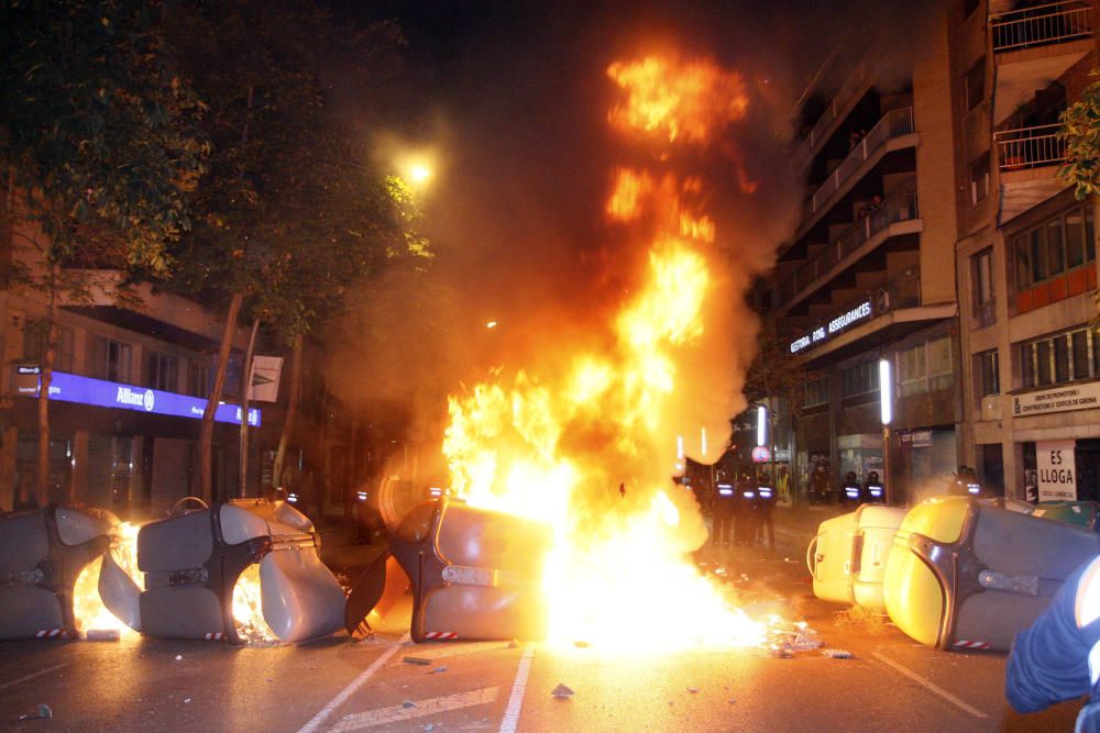 Contenidors cremats, càrregues policials i enfrontaments a Girona