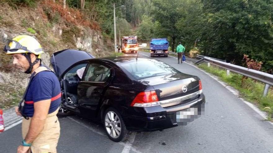 El coche siniestrado en un vial de la parroquia de Samieira. // Emerxencias Sanxenxo