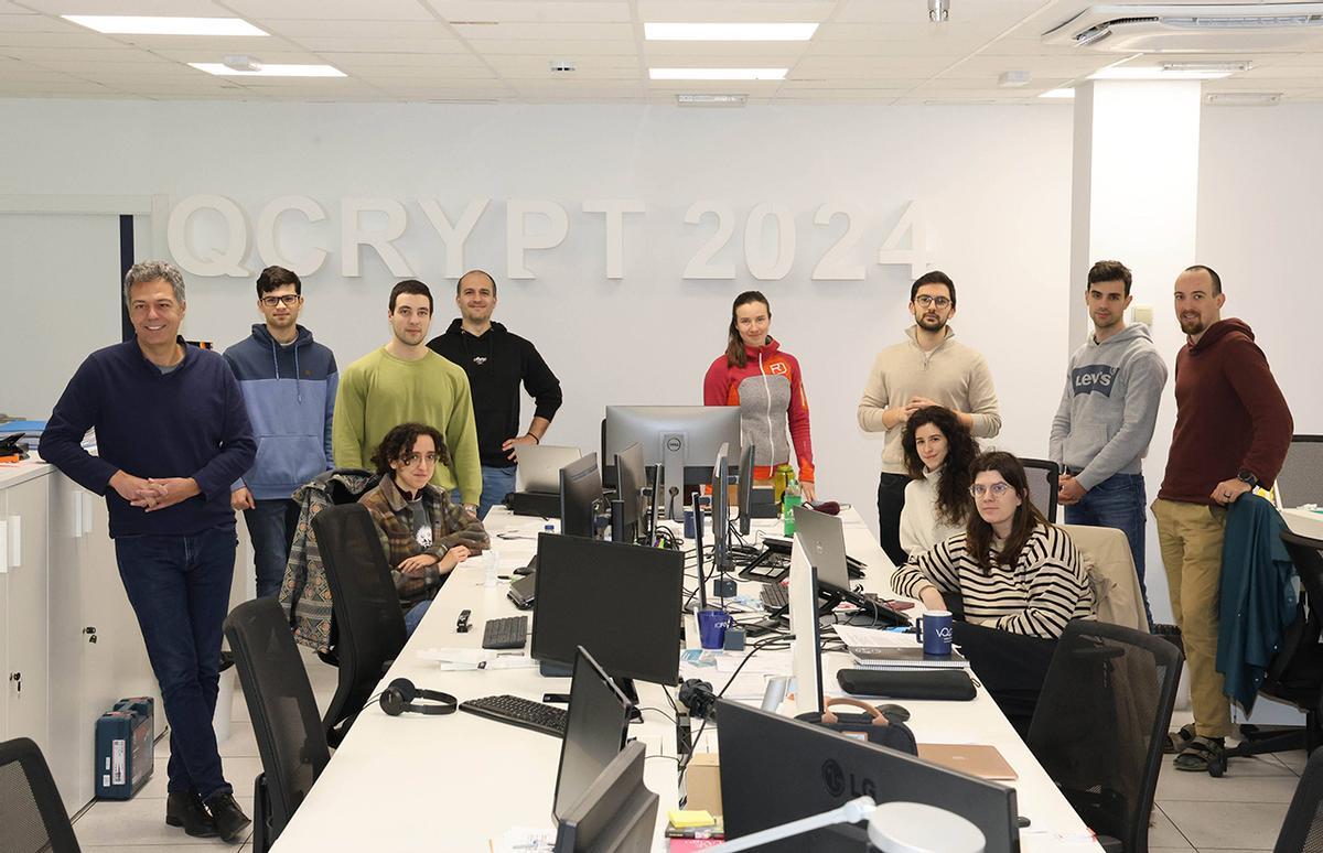 El director científico, Marcos Curty, primero por la izquierda, y parte del equipo de Vigo Quantum Communication Center