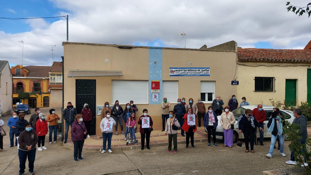 Vecinos de Castrogonzalo a las puertas del consultorio de la localidad.