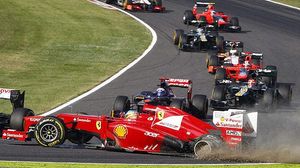 El monoplaça d’Alonso se surt de la pista.